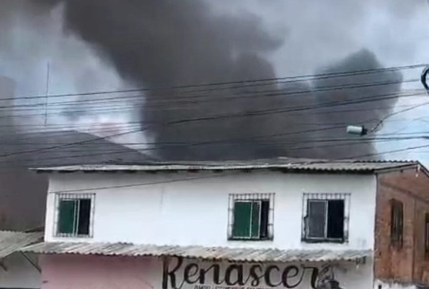 casa-pega-fogo-no-bairro-do-tapana-em-belem3A-bombeiros-controlam-chamas