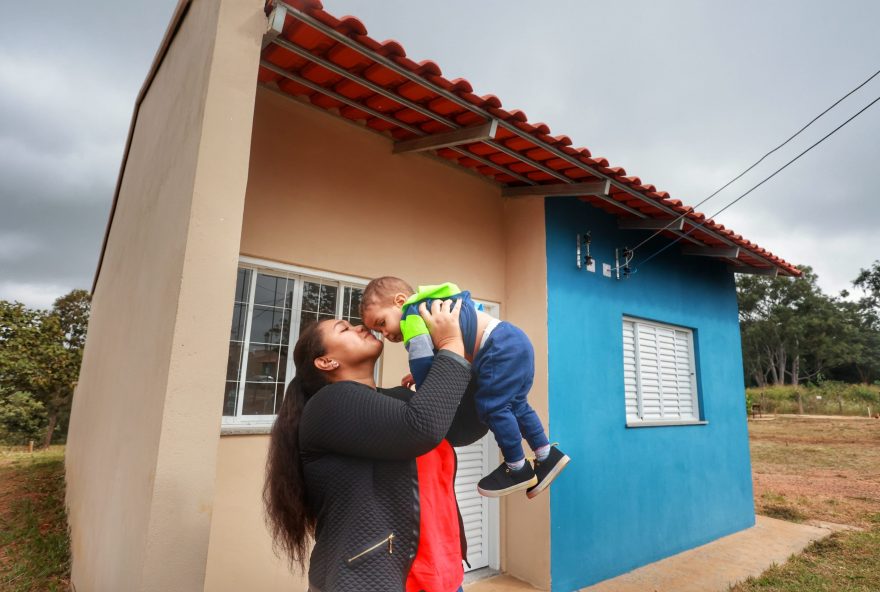 Famílias em situação de vulnerabilidade social recebem as chaves da casa própria: contemplados participaram de sorteio