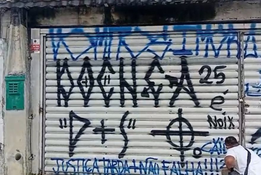 casa-usada-por-grupo-que-matou-ex-delegado-e-pichada-no-litoral-de-sp3A-saiba-mais