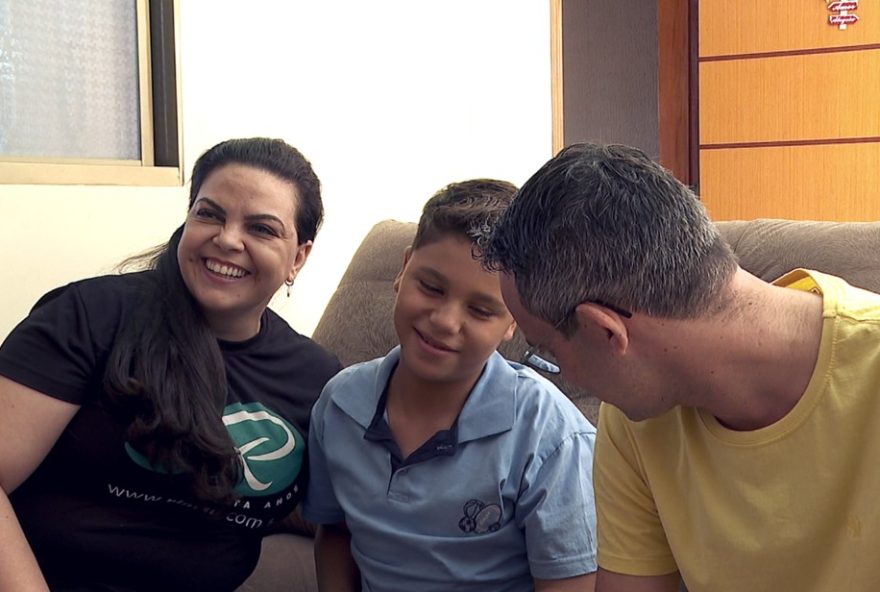 casal-adota-menino-de-12-anos-e-planeja-nova-adocao-na-familia