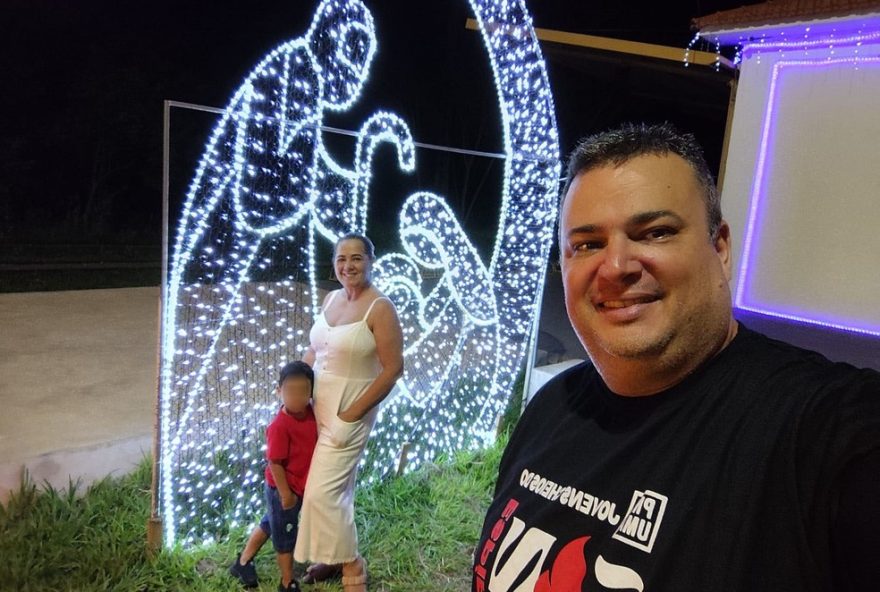 casal-celebra-natal-com-filho-adotivo-pela-primeira-vez3A-agora-temos-uma-familia