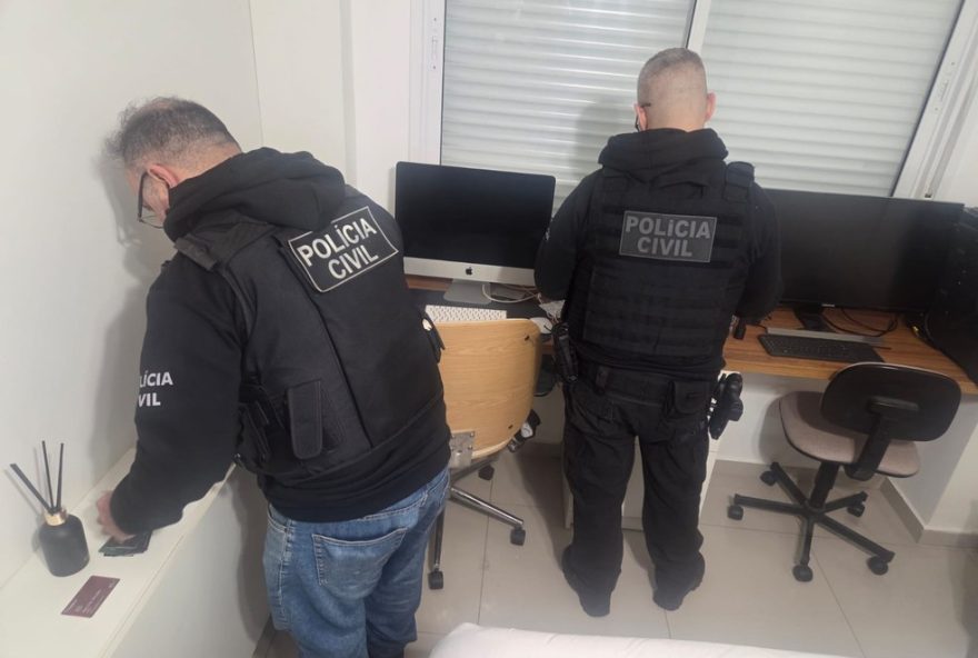 casal-de-advogados-e-suspeito-de-desviar-r24-760-mil-em-porto-alegre3A-policia-cumpre-ordens-judiciais-e-apreende-documentos-e-eletronicos casal-de-advogados-e-suspeito-de-desviar-r24-760-mil-em-porto-alegre3A-policia-cumpre-ordens-judiciais-e-apreende-documentos-e-eletronicos