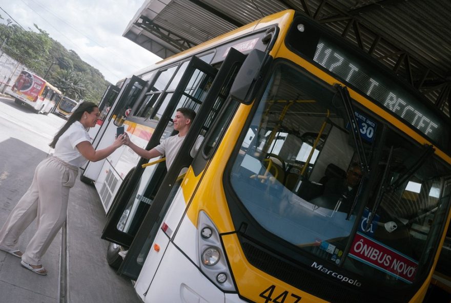 casal-de-pernambuco-celebra-amor-em-ensaio-unico-dentro-de-onibus-da-linha-117-circular