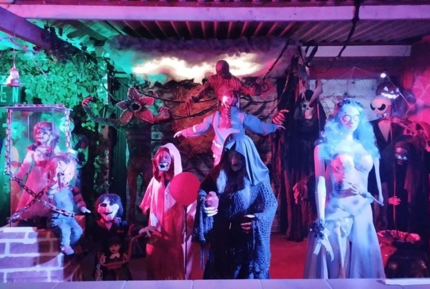 casal-de-santos-cria-casa-monstro-para-o-halloween-no-litoral-de-sp