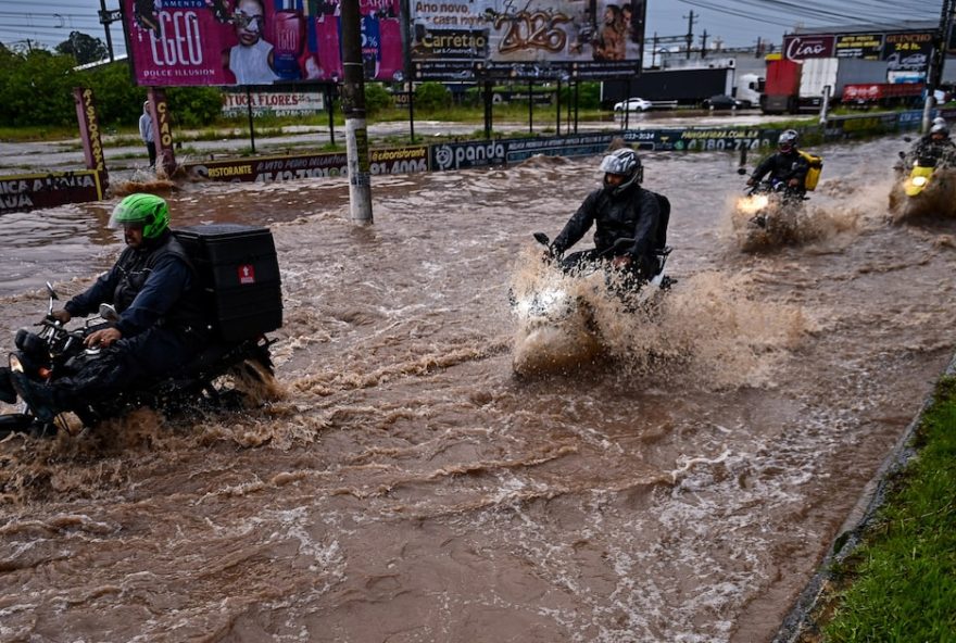 casal-desaparece-devido-as-fortes-chuvas-em-sp3B-temporal-deixa-pessoas-ilhadas-e-carros-submersos