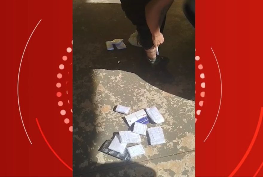 casal-detido-por-contrabando-de-medicamentos-emagrecedores-na-br-2773A-437-frascos-apreendidos-pelas-prf.-medidas-legais-tomadas casal-detido-por-contrabando-de-medicamentos-emagrecedores-na-br-2773A-437-frascos-apreendidos-pelas-prf.-medidas-legais-tomadas