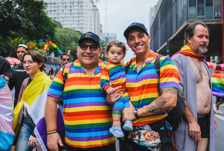 casal-do-sul-do-brasil-leva-bebe-com-dna-dos-dois-pais-para-parada-lgbt3A-antonella-simbolo-de-luta-e-orgulho