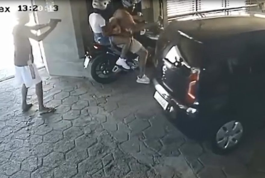 casal-e-assaltado-em-estabelecimento-na-zona-norte-do-rio3A-cameras-capturam-crime