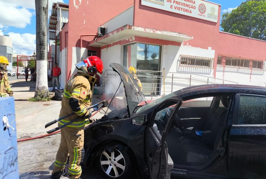 casal-e-bebe-escapam-ilesos-de-incendio-em-carro-em-montes-claros2C-norte-de-minas casal-e-bebe-escapam-ilesos-de-incendio-em-carro-em-montes-claros2C-norte-de-minas