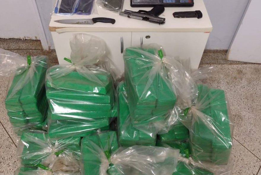 casal-e-preso-com-mais-de-170-kg-de-drogas-e-pistola-em-presidente-prudente