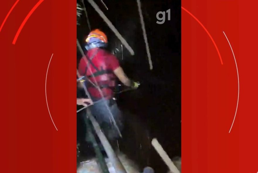 casal-e-resgatado-em-cachoeira-de-ilhabela-apos-ser-arrastado-pela-correnteza casal-e-resgatado-em-cachoeira-de-ilhabela-apos-ser-arrastado-pela-correnteza