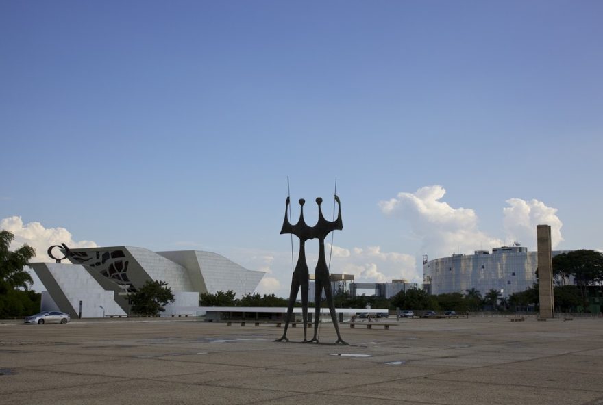 casal-embriagado-e-preso-por-desacato-ao-volante-na-praca-dos-tres-poderes2C-em-brasilia