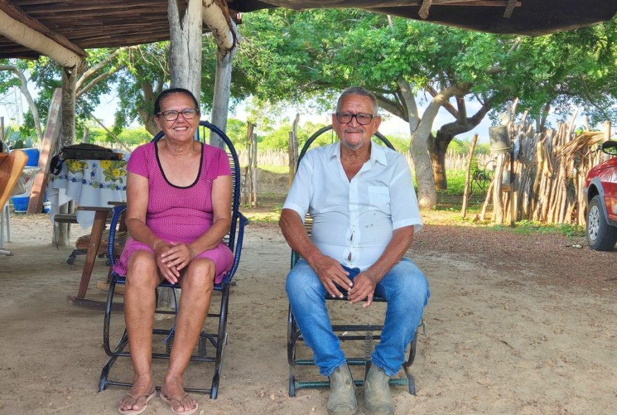 casal-encontra-possivel-petroleo-ao-perfurar-poco-artesiano-no-ce casal-encontra-possivel-petroleo-ao-perfurar-poco-artesiano-no-ce