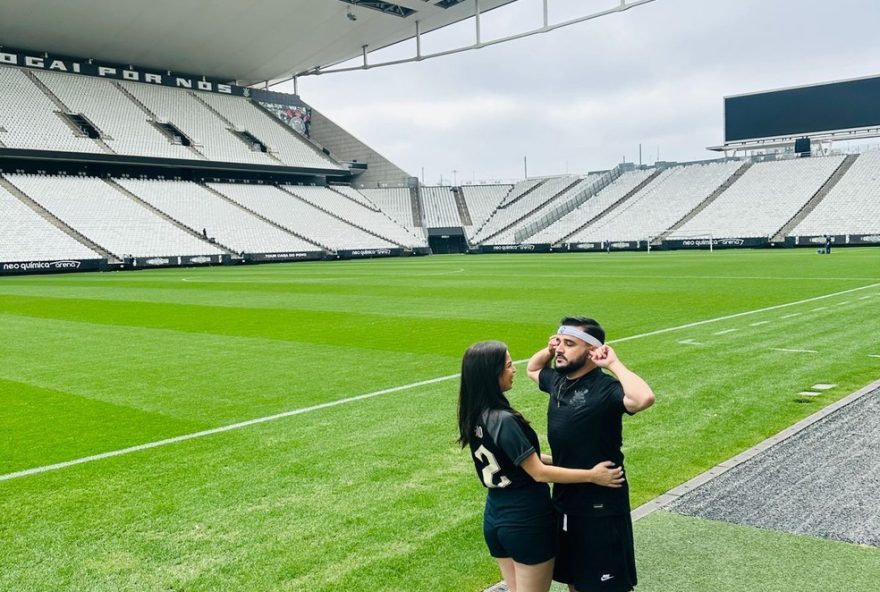 casal-fanatico-faz-ensaio-de-casamento-com-memphis-depay-na-neo-quimica-arena