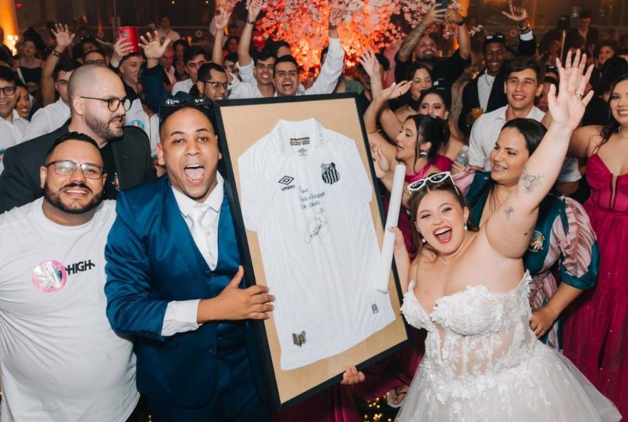 casal-ganha-camiseta-autografada-por-neymar-jr.-em-festa-de-casamento-no-santos3A-video