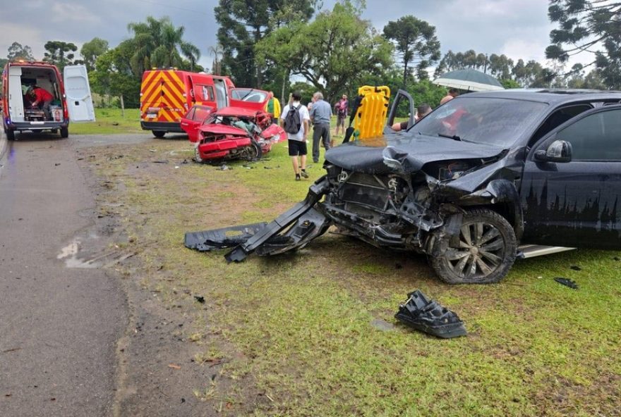 casal-morre-e-bebe-fica-em-estado-grave-em-colisao-em-santa-catarina3A-amarok-invade-pista
