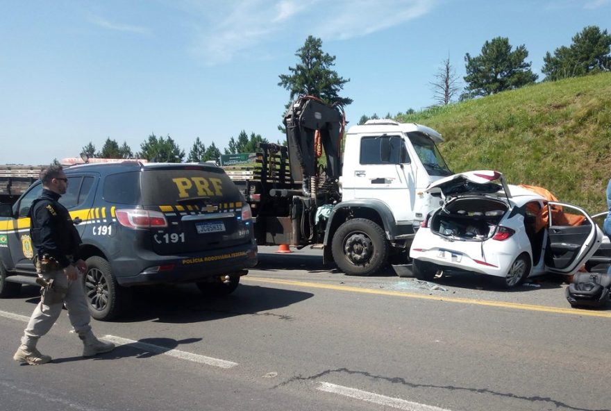 casal-morre-e-criancas-ficam-feridas-em-colisao-entre-carro-e-caminhao-em-carazinho2C-prf-investiga