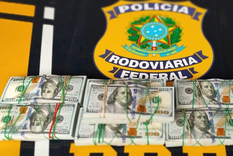 casal-preso-com-140-mil-dolares-na-br-285-no-rs3A-veja-o-video-da-apreensao casal-preso-com-140-mil-dolares-na-br-285-no-rs3A-veja-o-video-da-apreensao