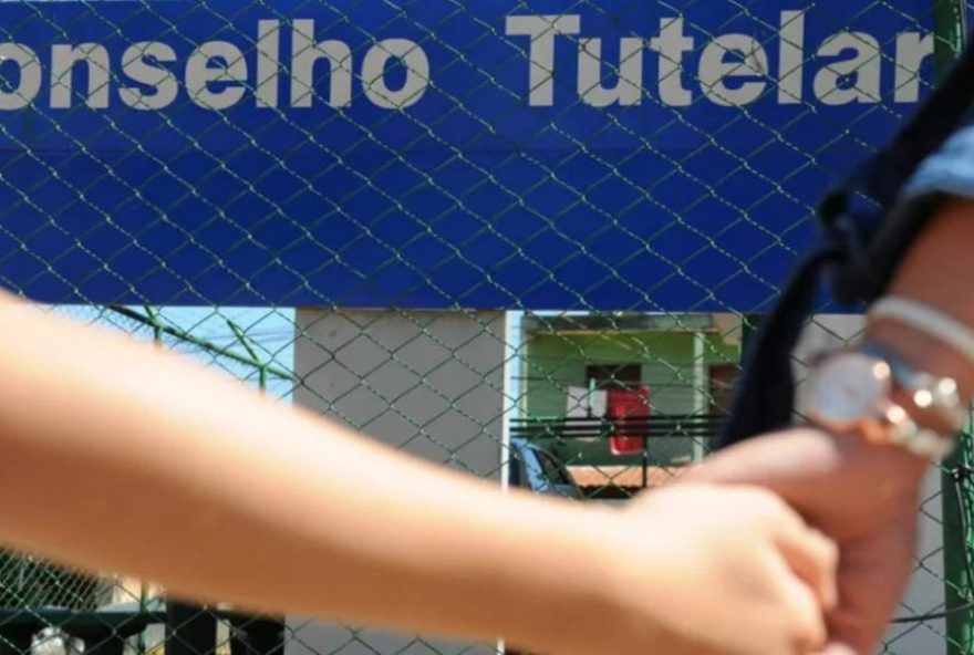 casal-suspeito-de-maus-tratos-contra-filho-adotivo-no-parana3A-geladeira-proibida-e-quarto-escuro