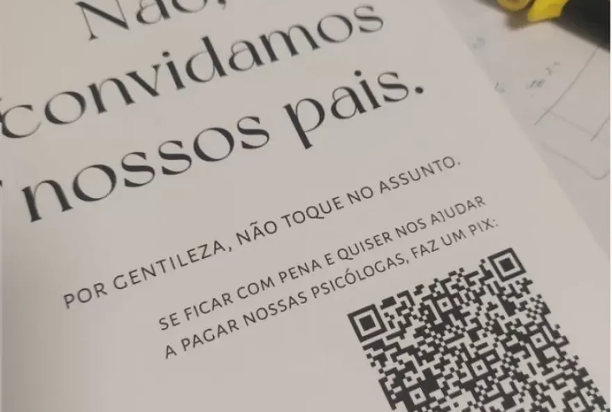 A plaquinha vai fazer parte da decoração da cerimônia
(Foto: Reprodução)