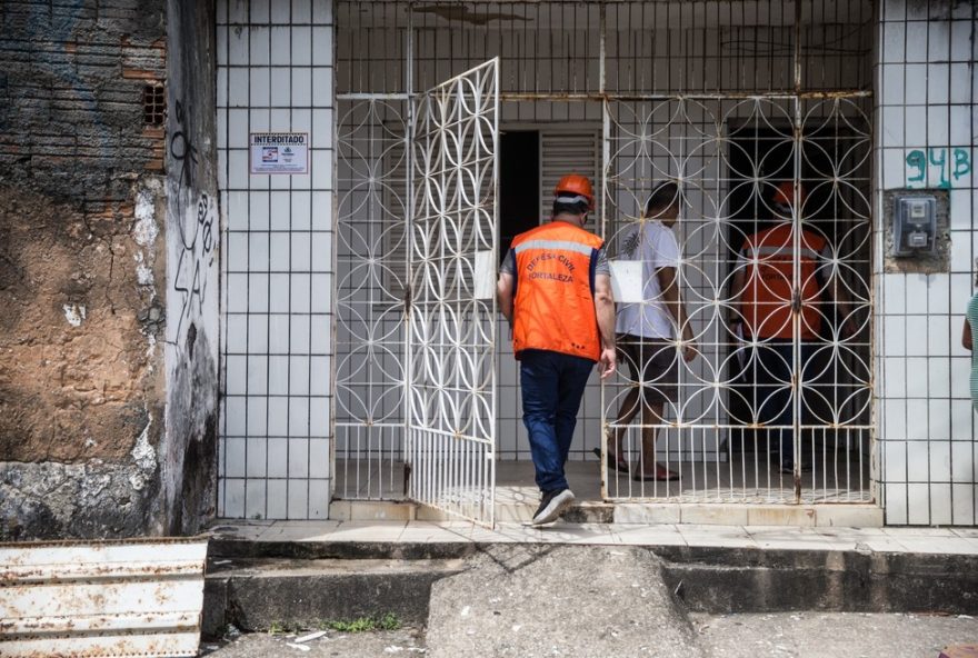 casas-sao-interditadas-apos-incendio-em-sucata-em-fortaleza3A-moradores-enfrentam-dificuldades-e-buscam-abrigo