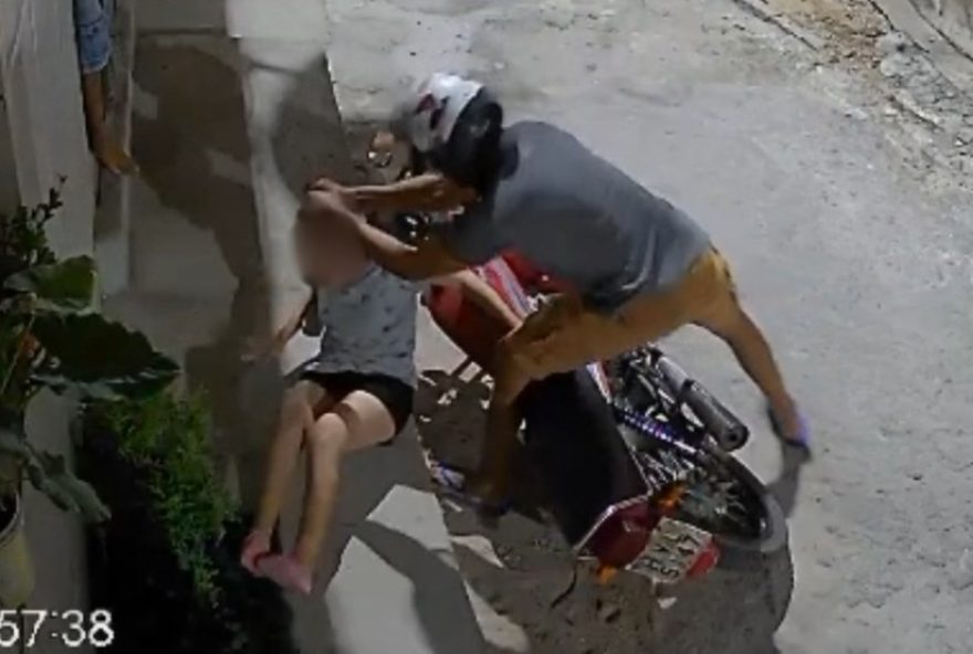 caso-de-agressao-chocante-em-quixeramobim3A-pai-agride-filha-adolescente-em-frente-a-casa