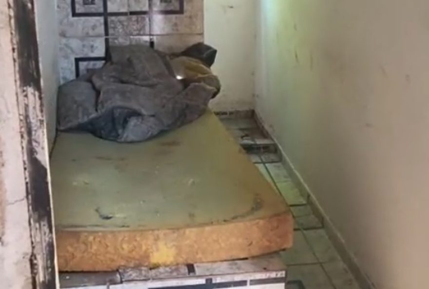 caso-de-carcere-privado-choca-mage3A-homem-era-mantido-trancado-e-vitima-de-maus-tratos.-justica-investiga-e-autoridades-agem-para-proteger-os-direitos-da-pessoa-com-deficiencia