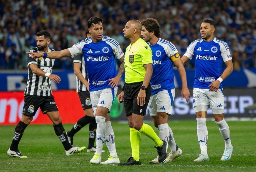 MG - BELO HORIZONTE - 10/08/2025 - BRASILEIRO A 2025, CRUZEIRO X SANTOS - Kaio Jorge jogador do Cruzeiro durante partida contra o Santos no estadio Mineirao pelo campeonato Brasileiro A 2025. Foto: Fernando Moreno/AGIF
