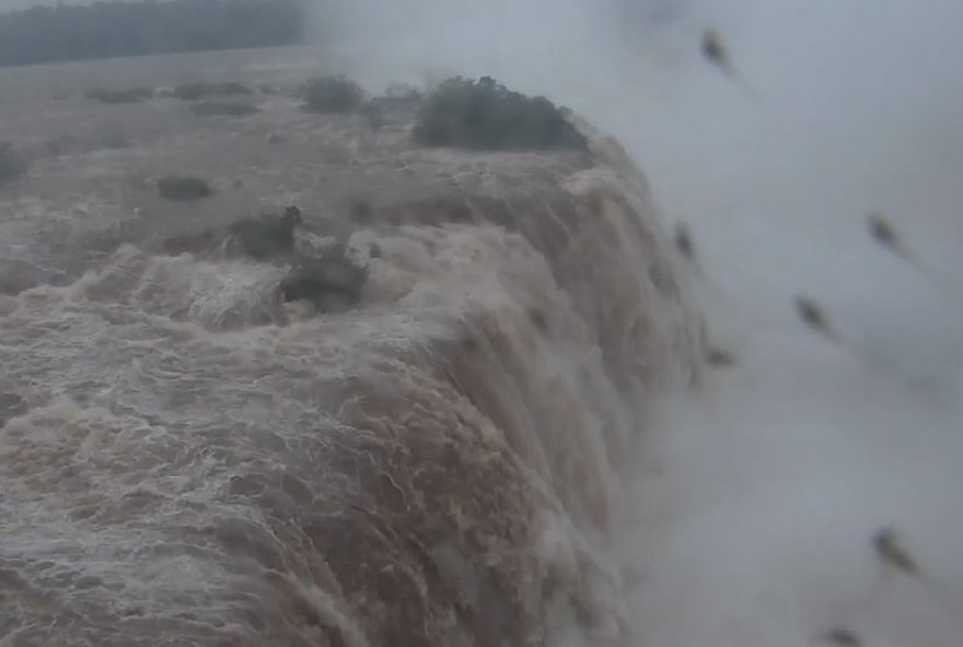 cataratas-do-iguacu-registram-vazao-cinco-vezes-maior-do-que-o-normal3A-espetaculo-da-natureza