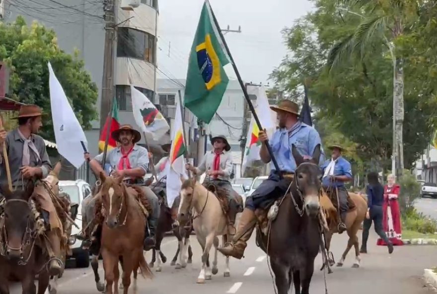 cavaleiros-de-cinco-cidades-gauchas-agora-precisam-fazer-curso-obrigatorio-para-cavalgadas.-decisao-gera-criticas-e-polemicas cavaleiros-de-cinco-cidades-gauchas-agora-precisam-fazer-curso-obrigatorio-para-cavalgadas.-decisao-gera-criticas-e-polemicas