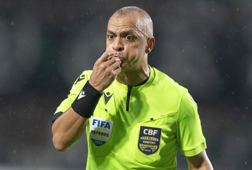 cbf-anuncia-programa-de-profissionalizacao-da-arbitragem-para-temporada-de-2026 PR - CURITIBA - 25/02/2026 - BRASILEIRO A 2026, CORITIBA X SAO PAULO - O arbitro Wilton Pereira Sampaio durante partida entre Coritiba e Sao Paulo no estadio Couto Pereira pelo campeonato Brasileiro A 2026. Foto: Hedeson Alves/AGIF