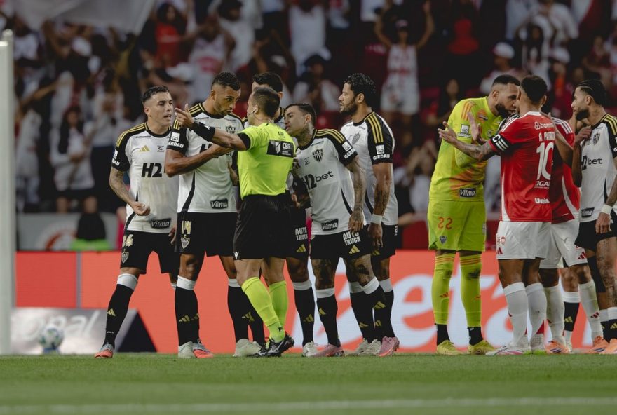 cbf-divulga-analise-do-var-em-internacional-x-atletico-mg3A-lances-polemicos-revoltam-direcao-do-galo cbf-divulga-analise-do-var-em-internacional-x-atletico-mg3A-lances-polemicos-revoltam-direcao-do-galo