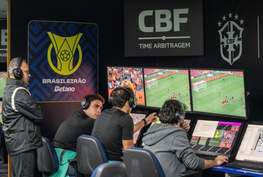 cbf-recebe-autorizacao-para-divulgar-audios-de-lances-nao-revisados-na-cabine-do-var