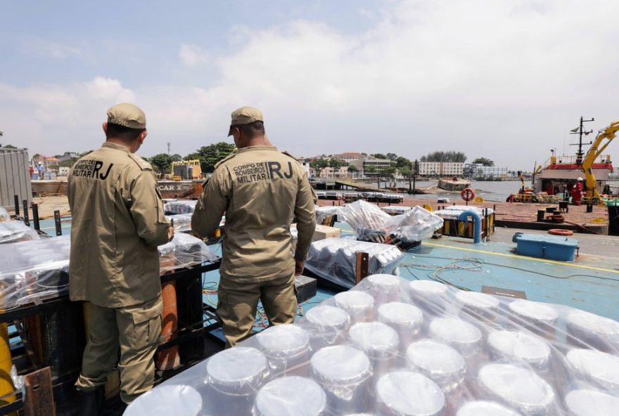 cbmerj-finaliza-vistoria-em-balsas-para-queima-de-fogos-em-copacabana3A-19-embarcacoes-aprovadas-para-reveillon cbmerj-finaliza-vistoria-em-balsas-para-queima-de-fogos-em-copacabana3A-19-embarcacoes-aprovadas-para-reveillon
