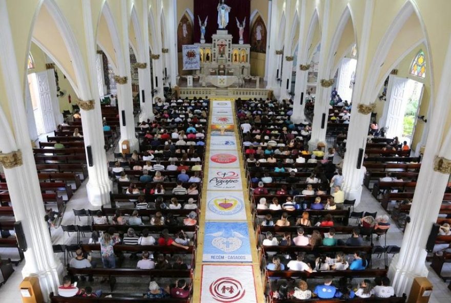 celebracao-de-corpus-christi-em-fortaleza3A-tradicao-dos-tapetes-coloridos