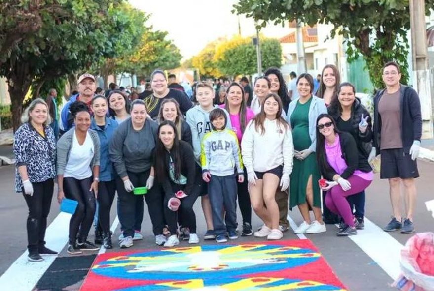celebracao-de-corpus-christi-em-piquerobi-sp3A-tradicao-e-fe-unem-mais-de-400-voluntarios-na-montagem-dos-tapetes