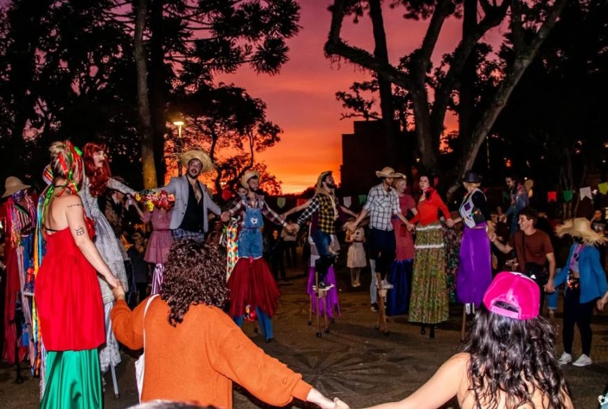 celebracao-de-sao-joao-em-pernas-de-pau3A-arte-e-cultura-em-curitiba