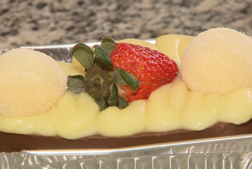 celebre-a-pascoa-com-ovo-de-colher-de-ninho-com-morango3A-receita-deliciosa-de-vanessa-malafaia