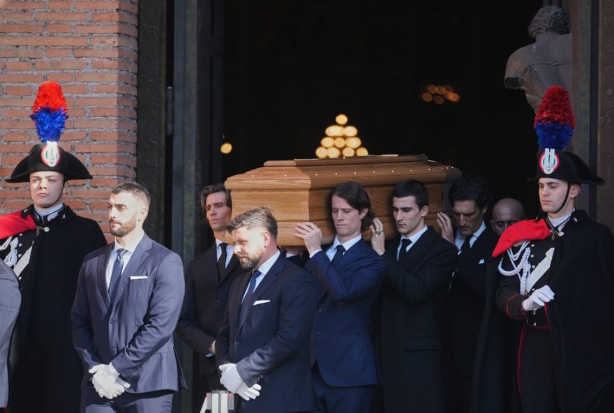 celebridades-da-moda-se-despedem-de-valentino-em-funeral-emocionante-em-roma celebridades-da-moda-se-despedem-de-valentino-em-funeral-emocionante-em-roma