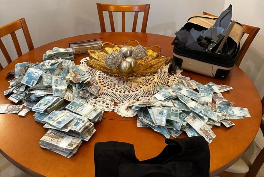 celular-de-suspeito-que-jogou-mala-de-dinheiro-pela-janela-em-balneario-camboriu-e-apreendido-pela-policia-federal