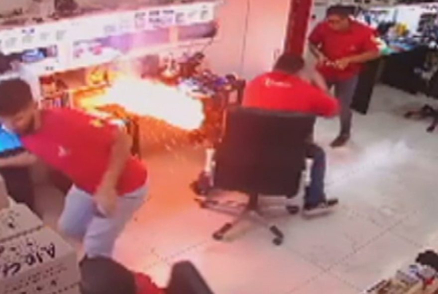 Bateria de celular explode e assusta funcionarios de loja, em Aparecida