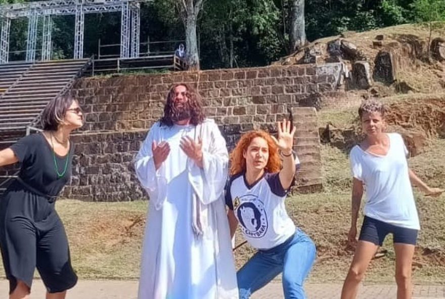 cenas-de-satanas-em-dialogo-com-atualidade-na-paixao-de-cristo-de-piracicaba3A-diretor-revela-abordagem-inovadora