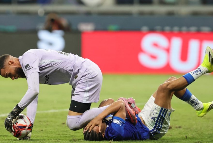 MG - BELO HORIZONTE - 08/03/2026 - MINEIRO 2026, CRUZEIRO X ATLETICO - Christian jogador do Cruzeiro disputa lance com Everson jogador do Atletico durante partida no estadio Mineirao pelo campeonato Mineiro 2026. Foto: Gilson Lobo/AGIF