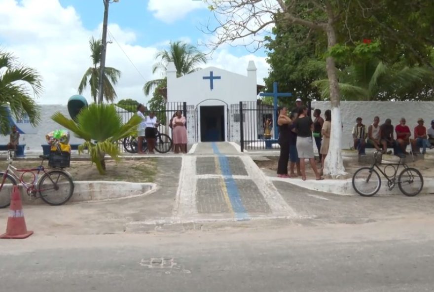 cerimonia-de-despedida3A-corpo-de-menina-vitima-de-acidente-em-bueiro-e-sepultado-na-bahia