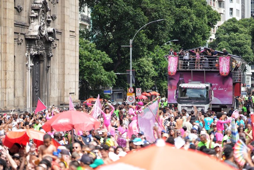 cha-da-alice3A-desfile-do-megabloco-no-carnaval-do-rio-2026-babado-novo-e-sambay-na-trilha-sonora cha-da-alice3A-desfile-do-megabloco-no-carnaval-do-rio-2026-babado-novo-e-sambay-na-trilha-sonora