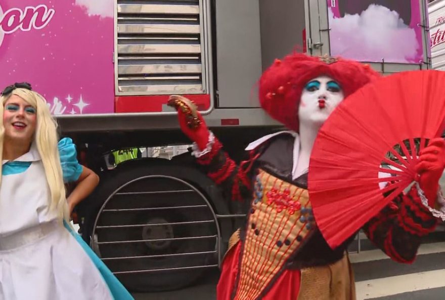 cha-da-alice3A-megabloco-leva-clima-de-fantasia-ao-centro-do-rio-e-reune-folioes-em-manha-de-cores2C-brilho-e-criatividade.-