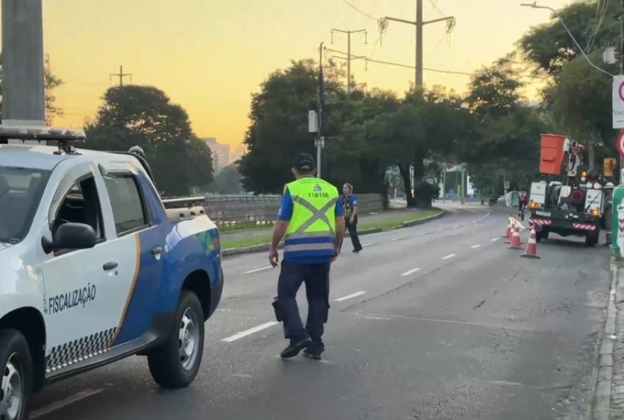 chao-energizado-avenida-bloqueada-em-porto-alegre-por-risco-de-descarga-eletrica
