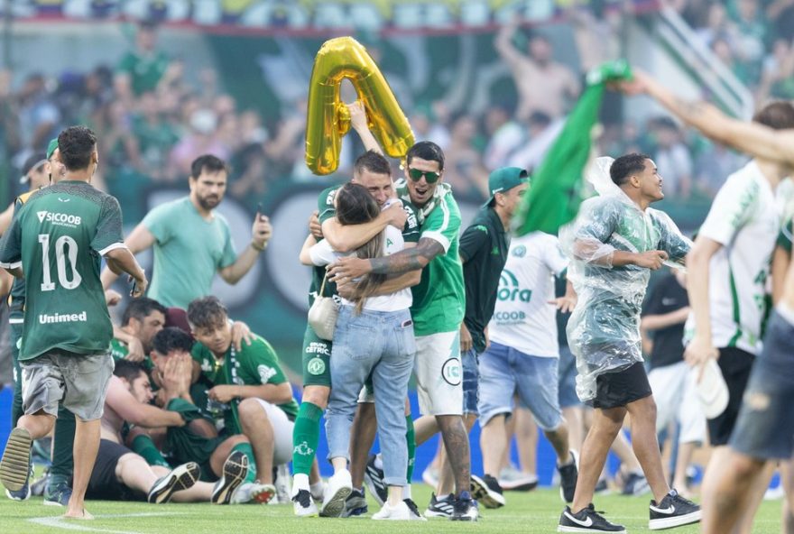 SC - CHAPECO - 23/11/2025 - BRASILEIRO B 2025, CHAPECOENSE X ATLETICO-GO - Jogadores do Chapecoense comemoram vitoria ao final da partida contra o Atletico-GO no estadio Arena Conda pelo campeonato Brasileiro B 2025. Foto: Liamara Polli/AGIF