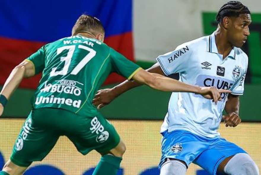 chapecoense-e-gremio-empatam-em-jogo-com-falha-e-lambanca-no-brasileirao chapecoense-e-gremio-empatam-em-jogo-com-falha-e-lambanca-no-brasileirao