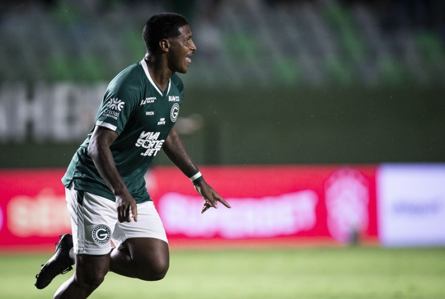 GO - GOIANIA - 04/04/2025 - BRASILEIRO B 2025, GOIAS X AMAZONAS - Rodrigo Andrade jogador do Goias comemora seu gol durante partida contra o Amazonas no estadio Serrinha pelo campeonato Brasileiro B 2025. Foto: Heber Gomes/AGIF